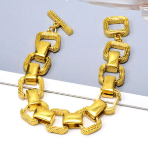 Fashionable Golden Metal Buckle Bracelet
